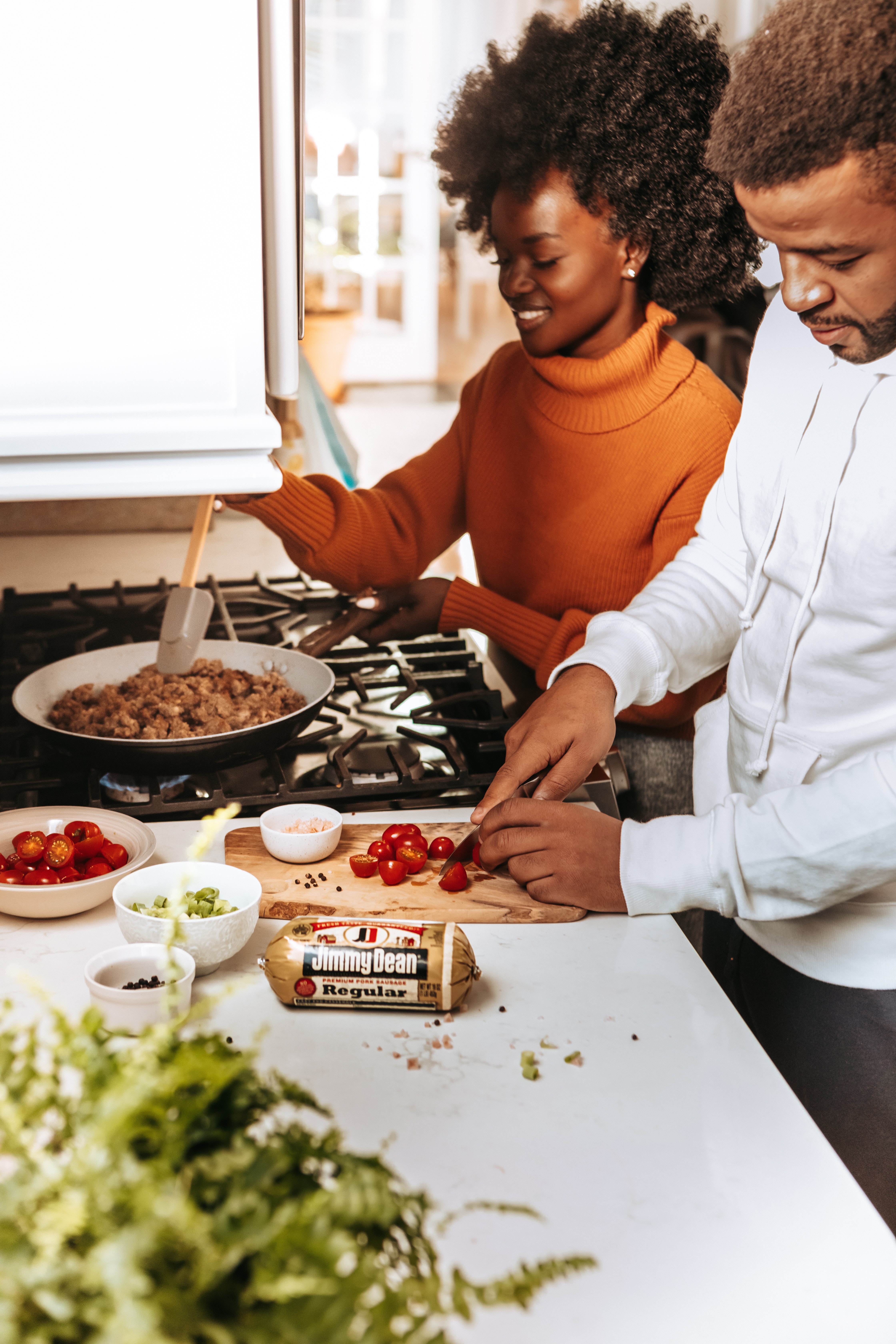 Hangatnya Momen Memasak Bersama di Dapur